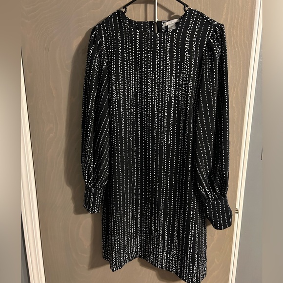 H&M Dresses & Skirts - Puffy long sleeve H&M dress.
